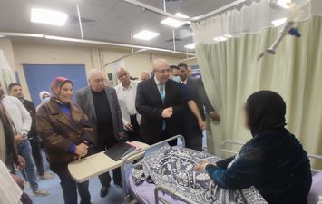 محافظ بني سويف  يطمئن على  المرضى من الأشقاء الفلسطينيين أثناء تلقيهم العلاج  بقسم الأورام بالمستشفى الجامعي