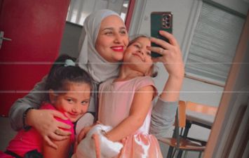 مريم مجدي وطفلتيها