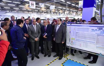 وزير العمل ومحافظ بورسعيد يتفقدان مصنع  الضفائر الكهربائية بجنوب بورسعيد.