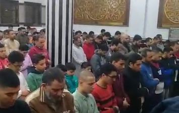 خشوع ودعاء وتضرع.. الآلاف يؤدون ثاني صلاة تراويح بمساجد الإسكندرية