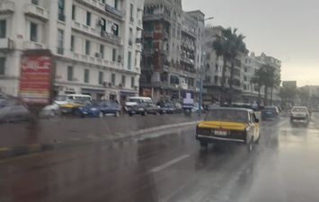 تساقط أمطار غزيرة على محافظة الإسكندرية