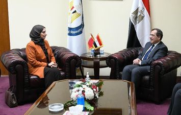 تفاصيل لقاء وزير البترول مع سفيرة البحرين 