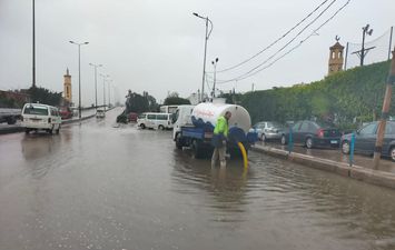 تعامل صرف الإسكندرية لرفع تجمعات مياه الأمطار