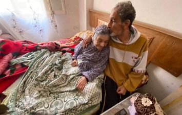 &laquo;محمد&raquo; 70 عامًا ترك أسرته ووهب حياته لخدمة شقيقته القعيدة ببورسعيد