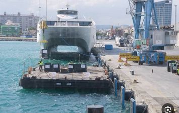 استعدادات في ميناء لارناكا في قبرص لنقل مساعدات إنسانية إلى قطاع غزة