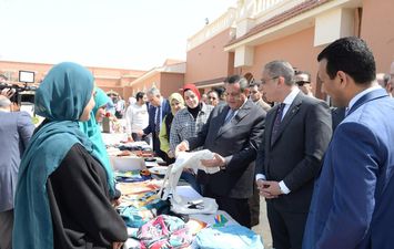 جولة وزير التنمية المحلية لمعرض أيادي مصرية بالفيوم