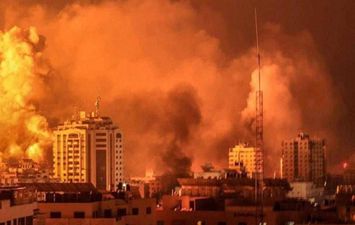 طائرات الاحتلال تقصف منزلاً في محيط مستوصف الأقصى