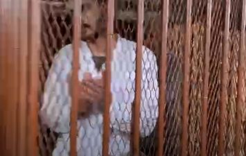 قاتل شقيقته عروس بورسعيد يصفق داخل القفص عقب الحكم بإعدامه 