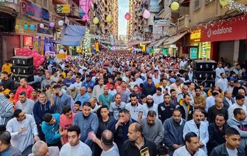 الآلاف يؤدون صلاة العيد بالإسكندرية