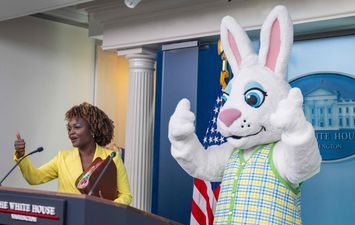 أرنب ضخم يقتحم مؤتمرًا صحفيًا في البيت الأبيض