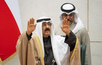 أمير الكويت يصل مطار القاهرة للقاء السيسي