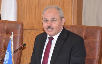 الدكتور ناصر مندور رئيس جامعة قناة السويس  