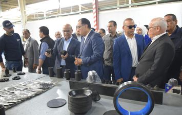 رئيس الوزراء : نشهد اليوم تشغيلًا تجريبيا لأول مقاسات من السيارات الملاكي والأتوبيسات في بورسعيد .