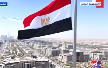  رفع علم مصر على ساحة الشعب