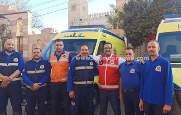 سيارات الإسعاف لتأمين المصللين أمام مسجد ناصر