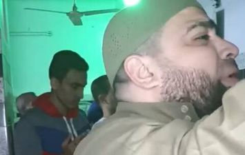 مصلي يهاجم إمام المسجد