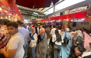 إقبال على شراء الأسماك بسوق البازار في بورسعيد 
