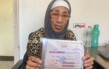 الحاجة حياة أول سيدة بورسعيدية تحصل على شهادة محو الأمية و عمرها ٨٢ عامًا 