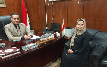 الدكتور أسامة حجازي عميد معهد الكبد ومروة زنون مراسلة جريدة أهل مصر 