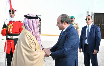 السيسي يصل البحرين للمشاركة في القمة العربية