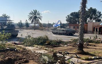 دبابات الاحتلال العبري في معبر رفح