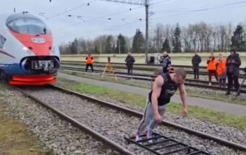 رياضي روسي يجر قطار