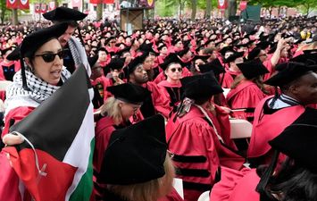 مجموعة من الطلاب يغادرون حفل تخرجهم بجامعة هارفارد ويهتفون &quot;فلسطين حرة&quot;