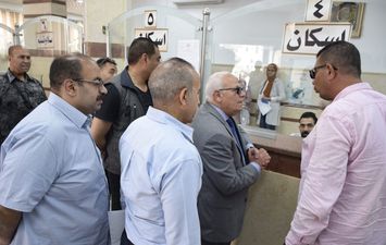 محافظ بورسعيد يتابع  سير وانتظام العمل في تلقي طلبات التصالح من المواطنين 