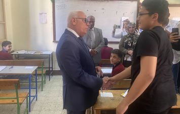 محافظ بورسعيد يمنح مبلغ مالى لطالب فى الشهادة الاعدادية لا يأخذ دروس خصوصية