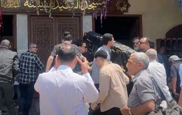 وصول جثمان والدة الفنانة ريم أحمد إلى مسجد السيدة نفيسة.. والمخرجة منال الصيفي أول الحضور