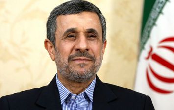 أحمدي نجاد يقدم أوراق ترشحه للانتخابات الرئاسية الإيرانية