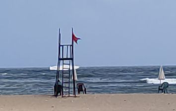 رفع الرايات الحمراء بشواطئ الإسكندرية