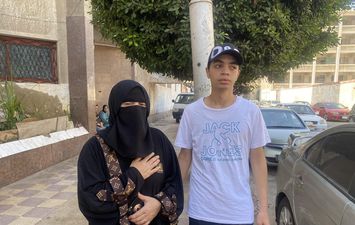 الطالب محمد عادل و والدته