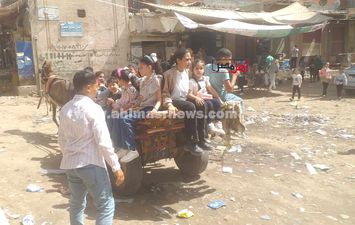 عربات الكارو والتروسيكل وسيلة أطفال كفر الشيخ للاحتفال بالعيد 