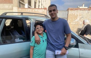 كريم يساند شقيقه محمد فى امتحانات الثانوية العامة ببورسعيد 