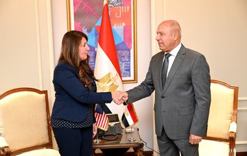 وزير الصناعة والنقل اثناء لقاءه سفيرة الولايات المتحدة الأمريكية بالقاهرة