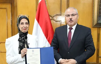  الدكتورة ريمان عبد العال ورئيس قناة السويس 