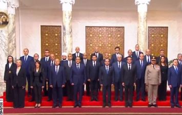 الرئيس السيسي يلتقط صورة تذكارية مع وزراء الحكومة الجديدة