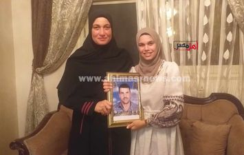 الطالبة أسماء الملاح وعائلتها 