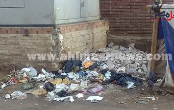  القمامة تحاصر إحدى لجان الثانوية العامة