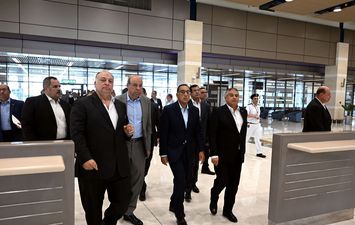 رئيس الوزراء يتفقد مطار برج العرب 