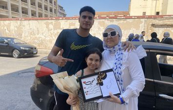 طالب ثانوية عامة ببورسعيد يحتفل مع والدته  بطريقته الخاصة.. شكرا امى 