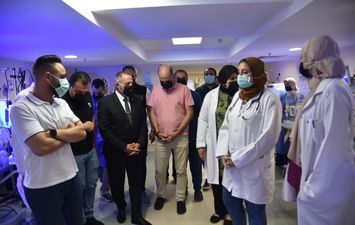 محافظ بورسعيد : توفير كافة الرعاية الطبية ل٩ حالات بحضانه مستشفي السلام تم نقلهم من مستشفي ٣٠ يونيو 