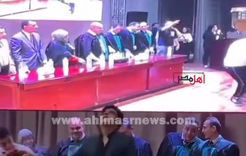 وصلة رقص لطالب خلال حفل النخرج