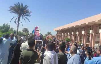 جانب من إضراب عمال مصنع نجع حمادي 