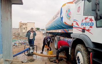 رفع تجمعات مياه الأمطار بمطروح 