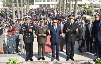 محافظ بورسعيد يضع إكليلا من الزهور على النصب التذكاري بميدان الشهداء احتفالا بالعيد القومى الـ68 للمحافظة.