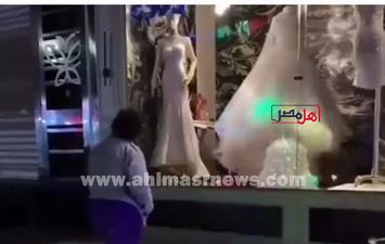 فتاة تغني أمام فستان زفاف