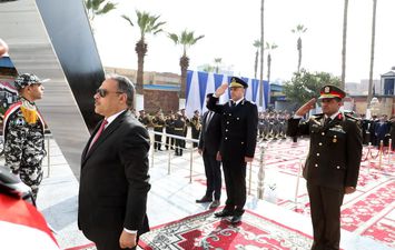 جانب من وضع اكليل من الزهور على النصب التذكاري لشهداء الشرطة 