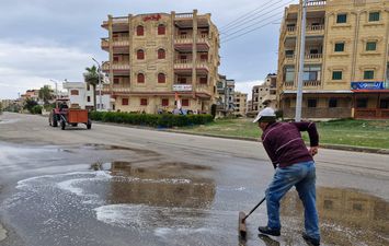 كسح مياه الأمطار من شوارع مدينة مصيف بلطيم 